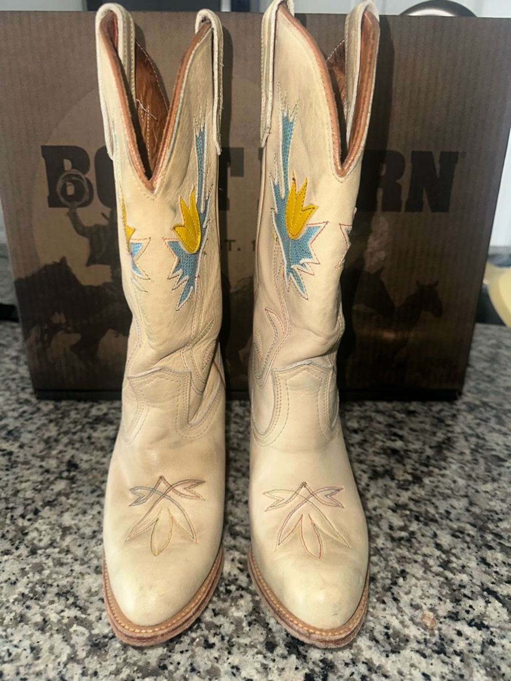 MISS CAPEZIO Tulip Cream Cowboy Boots Vintage SZ 6.5 M USA Made Rainbow Stitched - Picture 3 of 16
